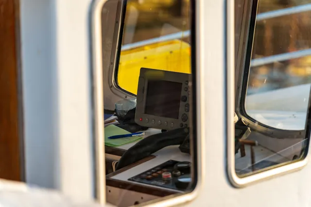 Tekne kabininde harita plotter ekranı, pencereden