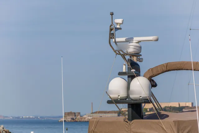 Yelkenli direğinde radar anteni ve uydu kubbeleri