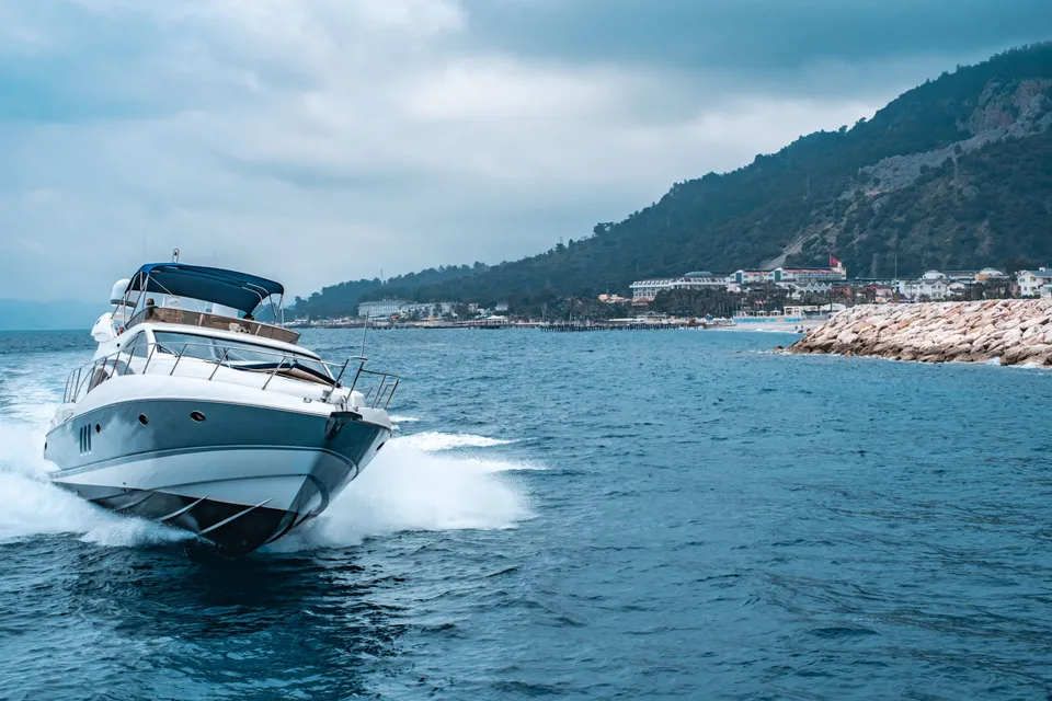 Deniz denemesinde süratle seyreden motoryat