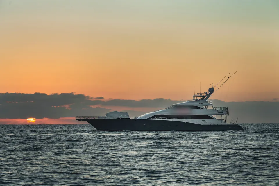 Gün batımında seyreden büyük flybridge motoryat