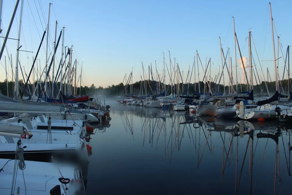 Sakin sabah sisinde marina, iskelede sıralı tekneler