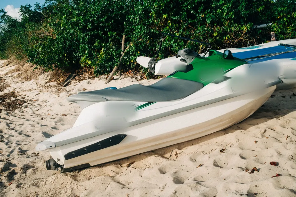 Kumsalda bekleyen ikinci el jet ski