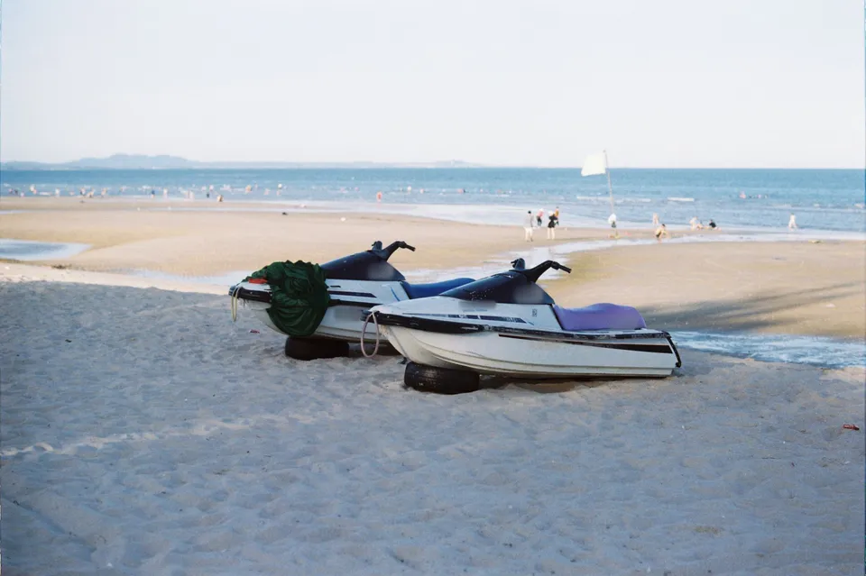 Kumsalda lastikler üzerinde iki ikinci el jet ski