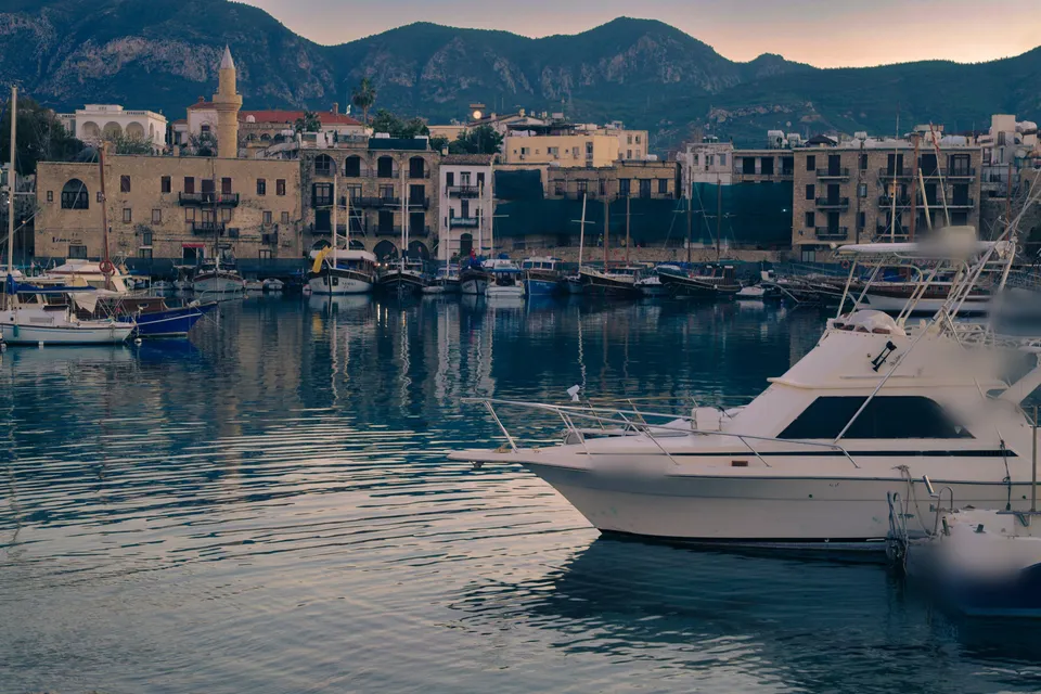 Kasaba marinasında bağlı yat
