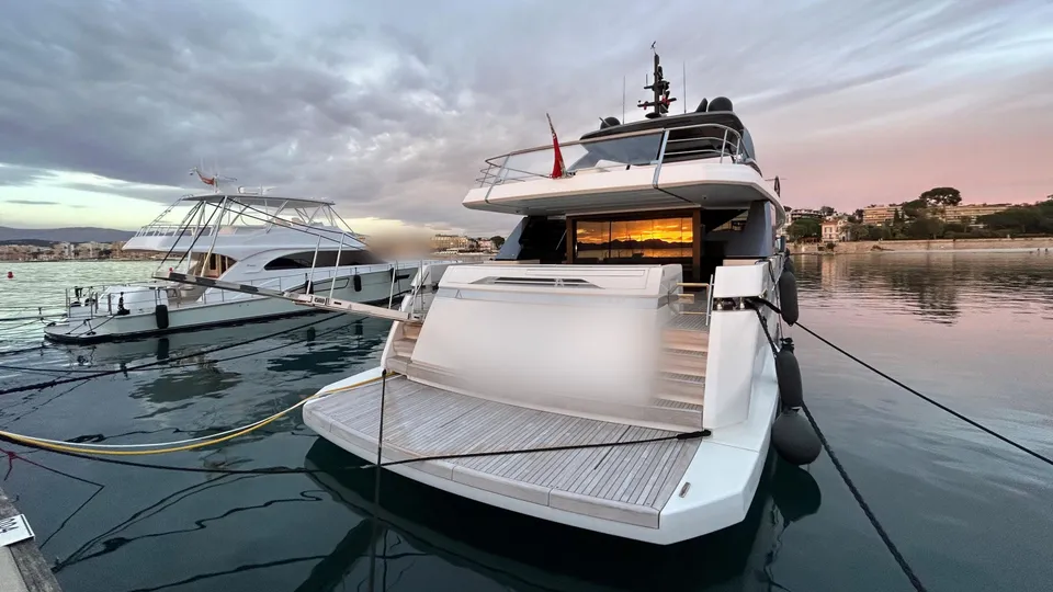 Akşamüstü marinada bağlı motoryat, kıç platformu