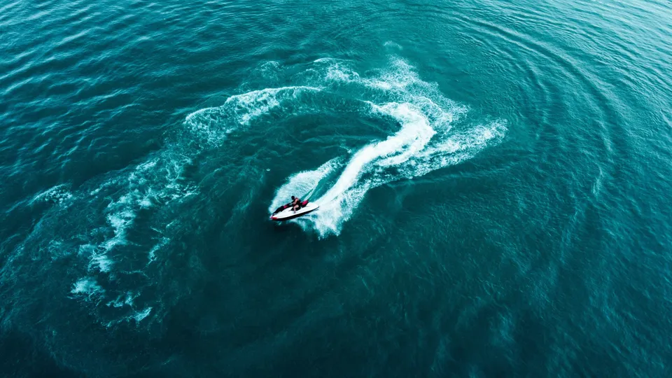 Turkuaz denizde kavis çizen jet ski, havadan