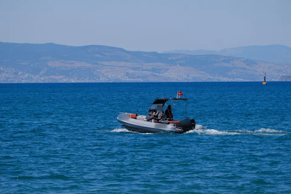 Ege'de seyreden orta boy RIB
