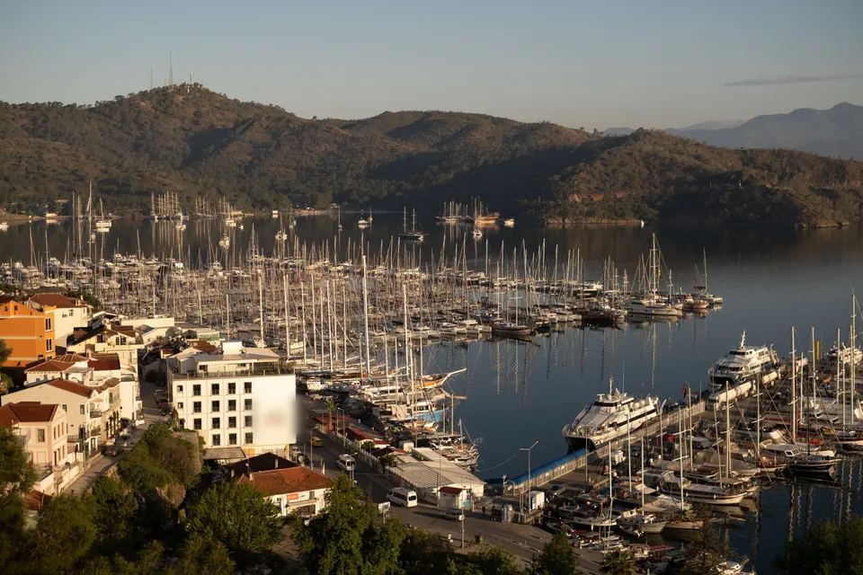 Fethiye marinası, koy ve dağlar, yukarıdan