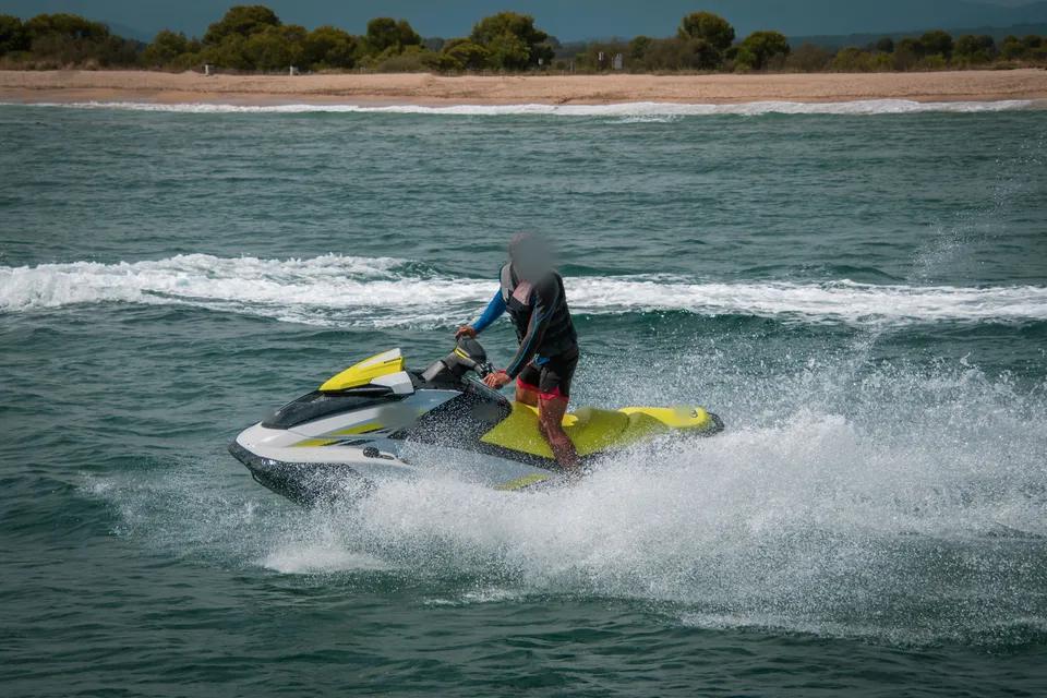 Dalgalarda ayakta sürülen jet ski