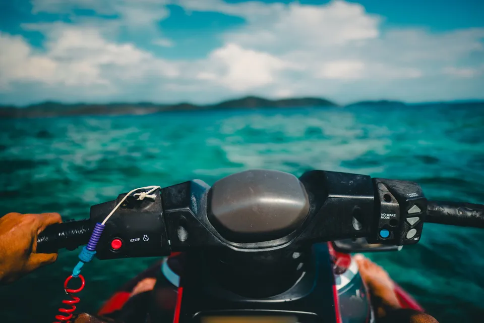 Sürücü gözünden jet ski gidonu, turkuaz deniz