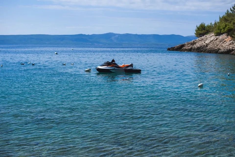 Sakin koyda demirli jet ski, yan profil
