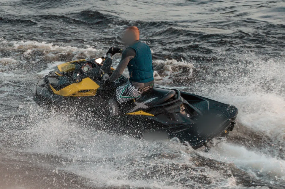 Köpük saçarak hızlanan jet ski