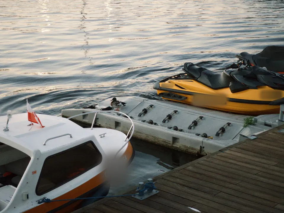 İskelede bağlı jet ski ve tekne, gün batımı