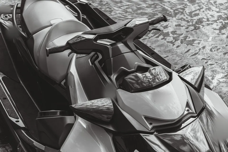 Jet ski gidonu ve konsol detayı (siyah-beyaz)