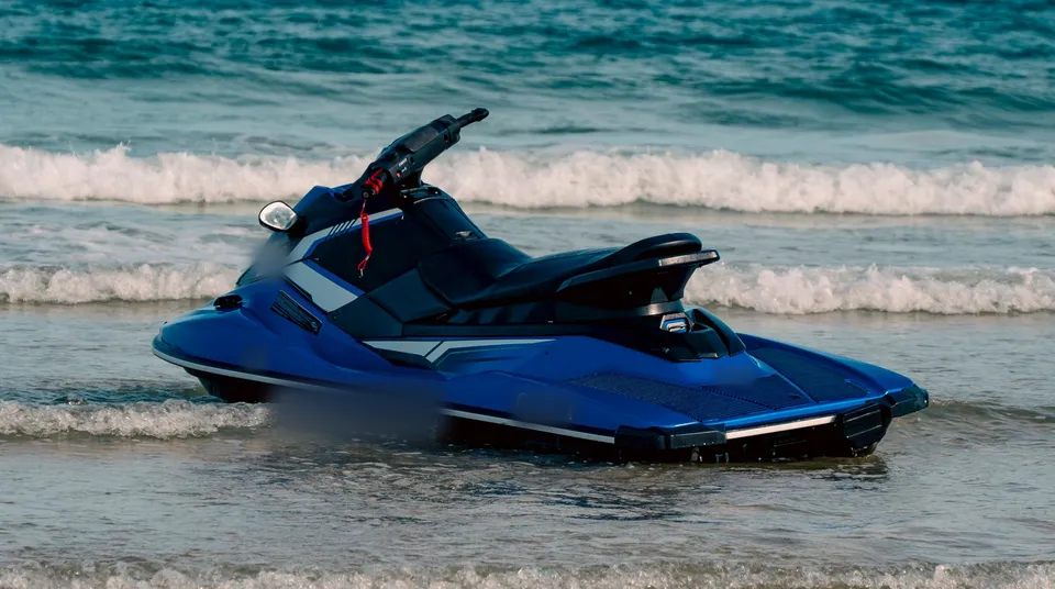 Kıyıda duran jet ski, yan profil