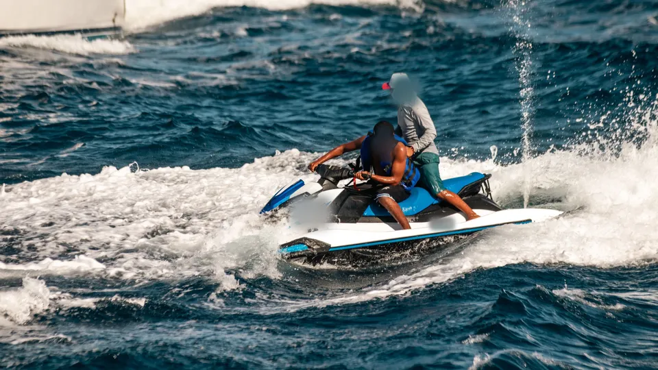 Açık denizde iki kişilik jet ski seyri
