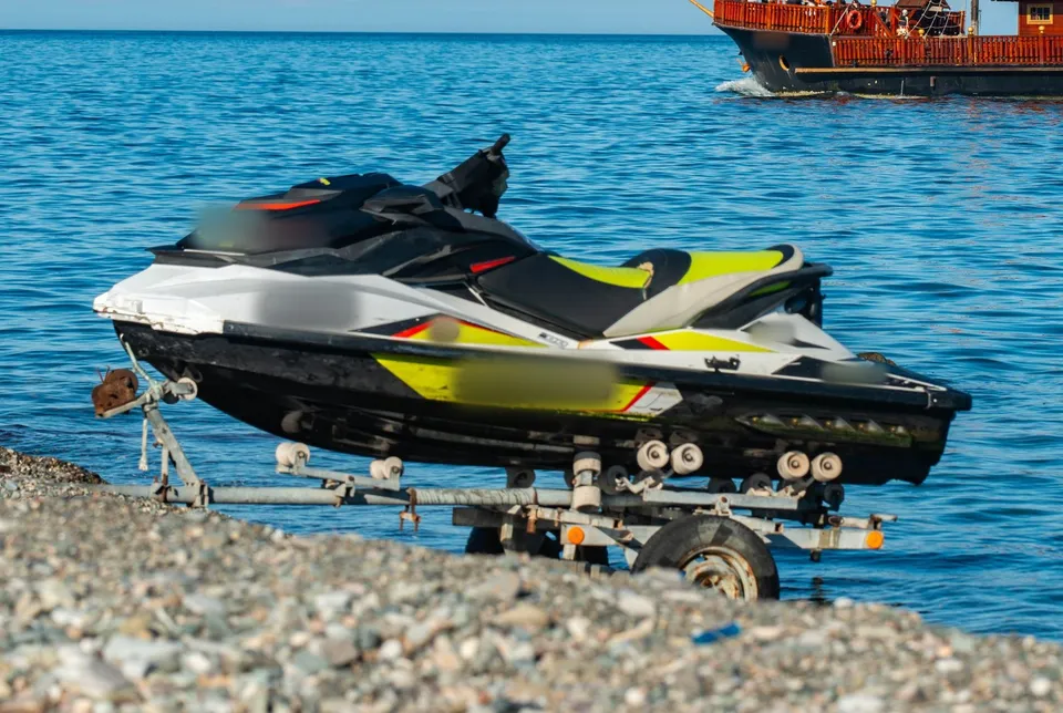 Römork üzerinde jet ski detayı