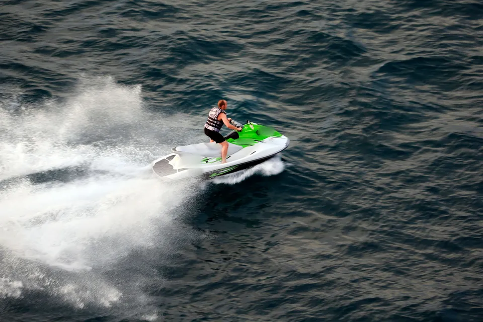 Köpük izi bırakan jet ski, üstten yan görünüm