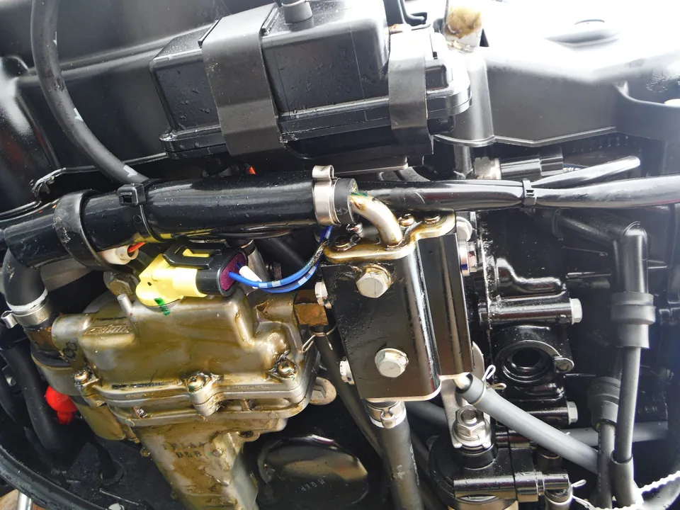 Dıştan takma motorun kaputu açık iç aksamı, yakıt sistemi yakın plan