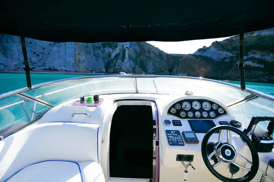 Bowrider dümeni ve gösterge paneli, kıyı manzaralı