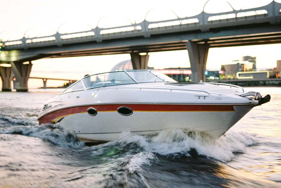 Denizde seyreden beyaz day cruiser