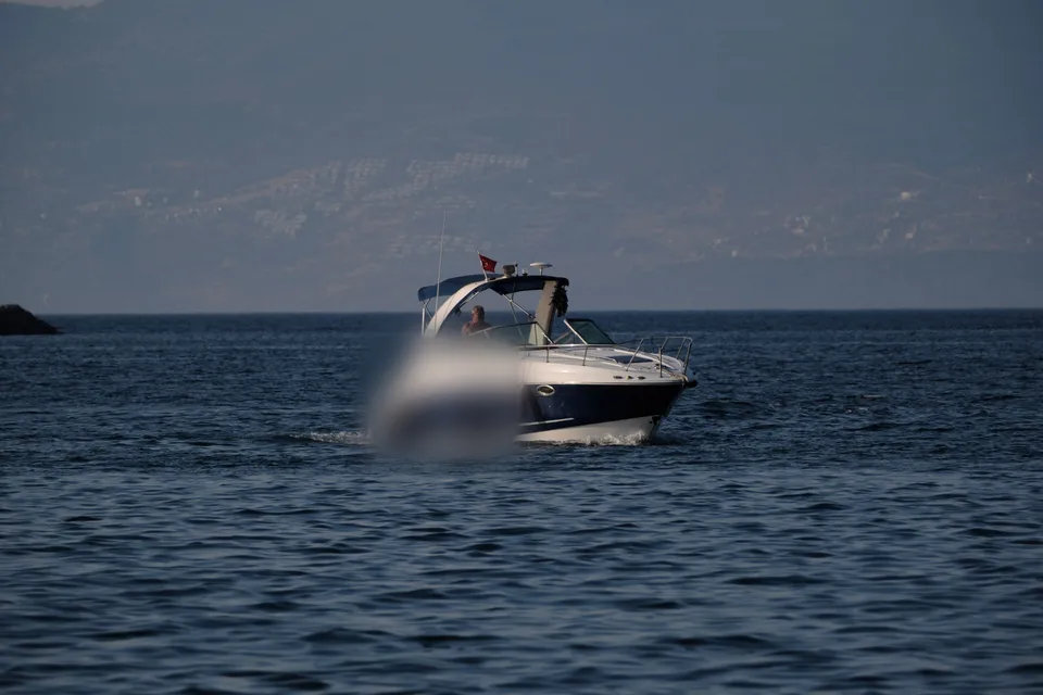 Ege kıyısında süratle seyreden sport cruiser