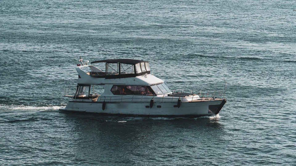 Denizde seyreden flybridge motoryat