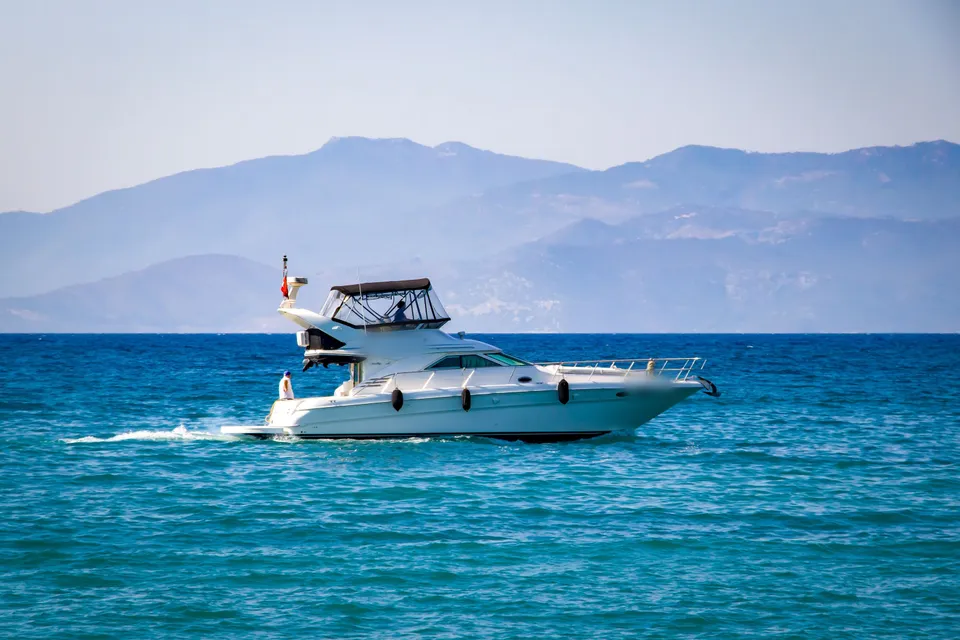 Açık denizde seyreden büyük flybridge motoryat