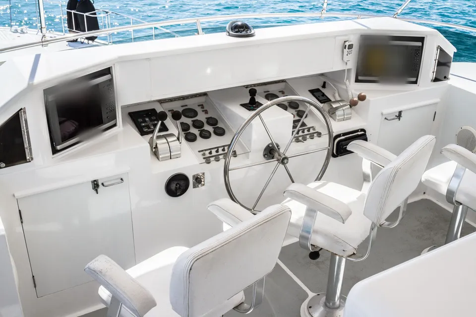 Flybridge dümen istasyonu, beyaz kaptan koltukları