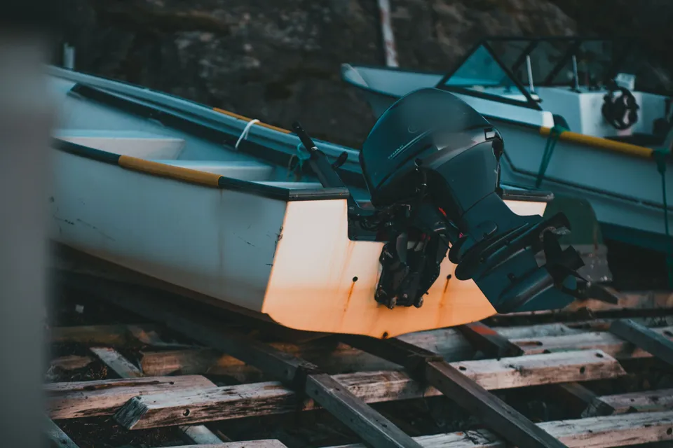 Kızakta duran tekne ve dıştan takma motor